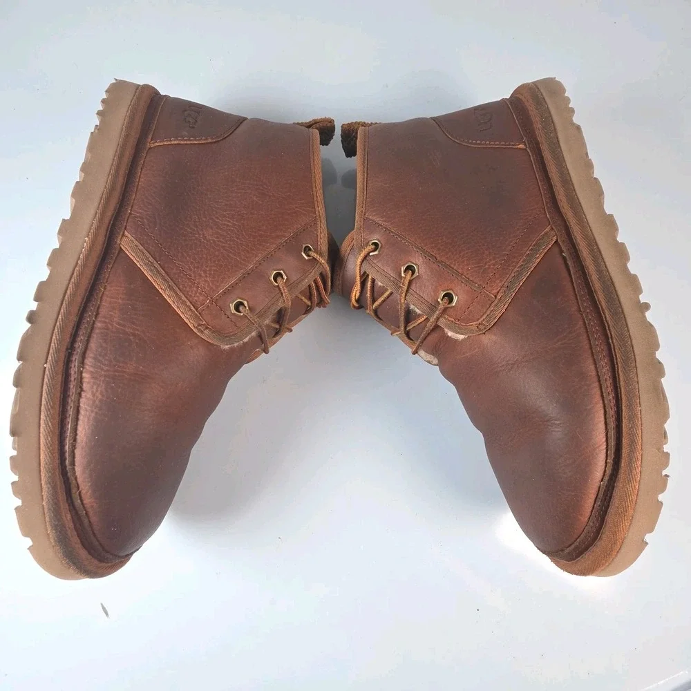 UGG Neumel Stout Leather Mens Size 9 Chestnut Chukka Lace Up Boots Shearling